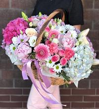 Композиция солнечный день в Кузнечиках Цветочная композиция из Розы, Хризантемы, Пионы и Лизиантусы в корзине в Кузнечиках