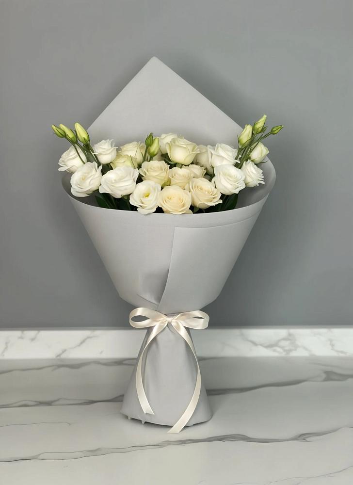 Букет цветов из: Розы и Лизиантусы в Кузнечиках