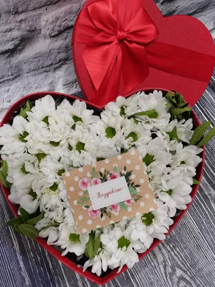 Цветочная композиция из Хризантемы в виде сердца в Кузнечиках