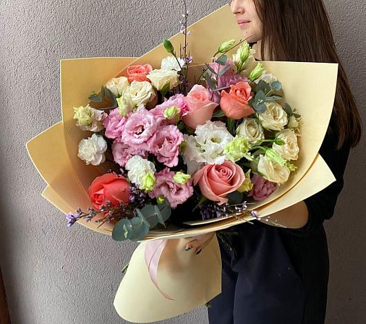 Букет цветов из: Розы, Лизиантусы и Гвоздики в Кузнечиках