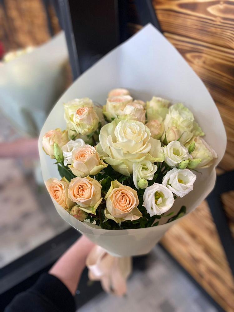 Букет цветов из: Розы и Лизиантусы в Кузнечиках